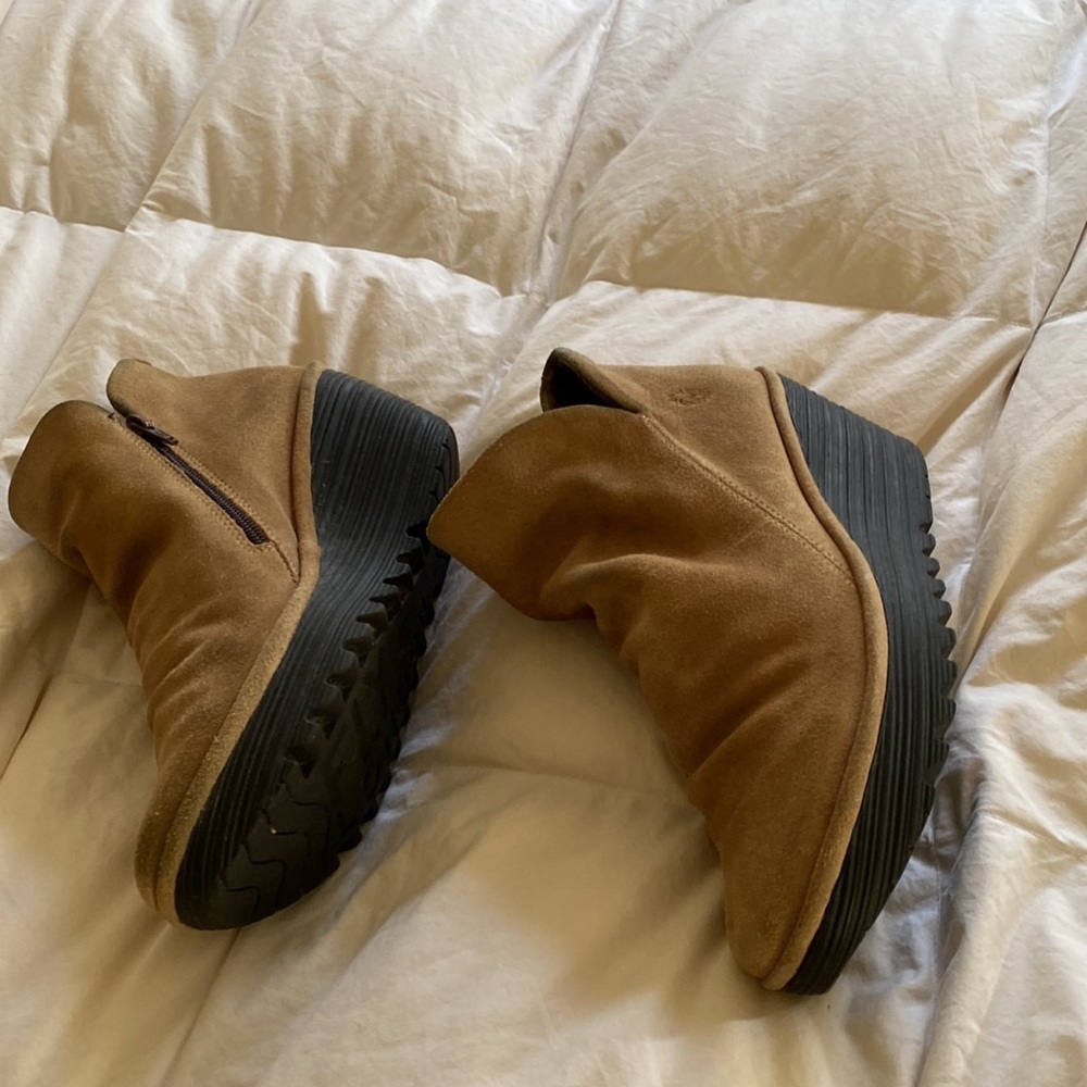 Fly London tan suede  ankle boots on platform. Size 9 or size 40.  comfortable
